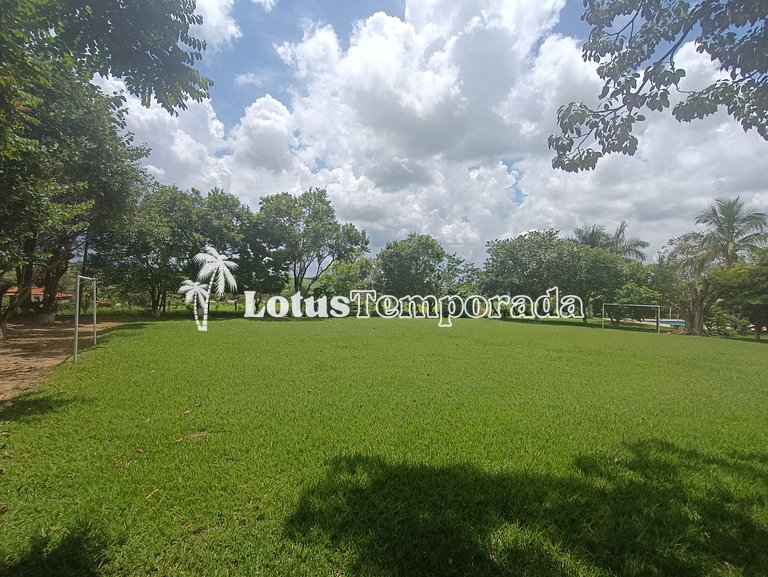 Chácara com linda piscina e campo de futebol LT0047