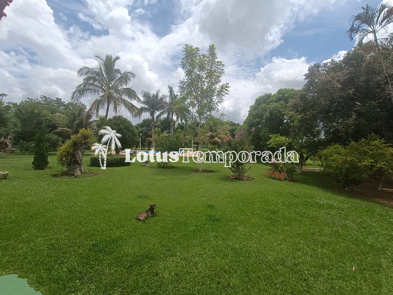 Chácara com linda piscina e campo de futebol LT0047