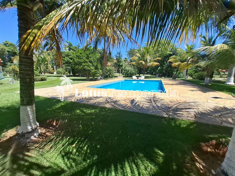 Chácara com linda piscina e campo de futebol LT0047