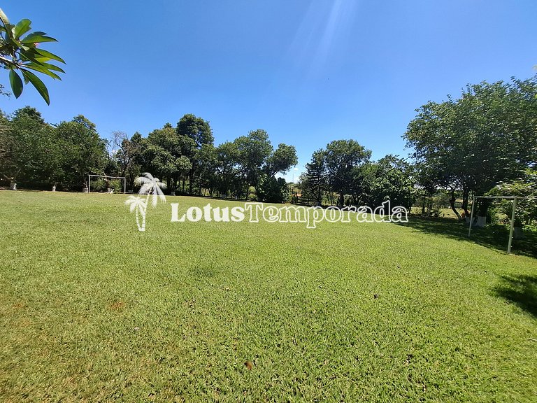 Chácara com linda piscina e campo de futebol LT0047