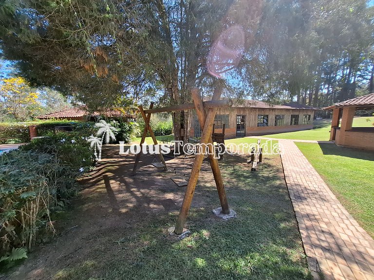 Lindo sitio em meio a natureza com piscina e rio LT0017