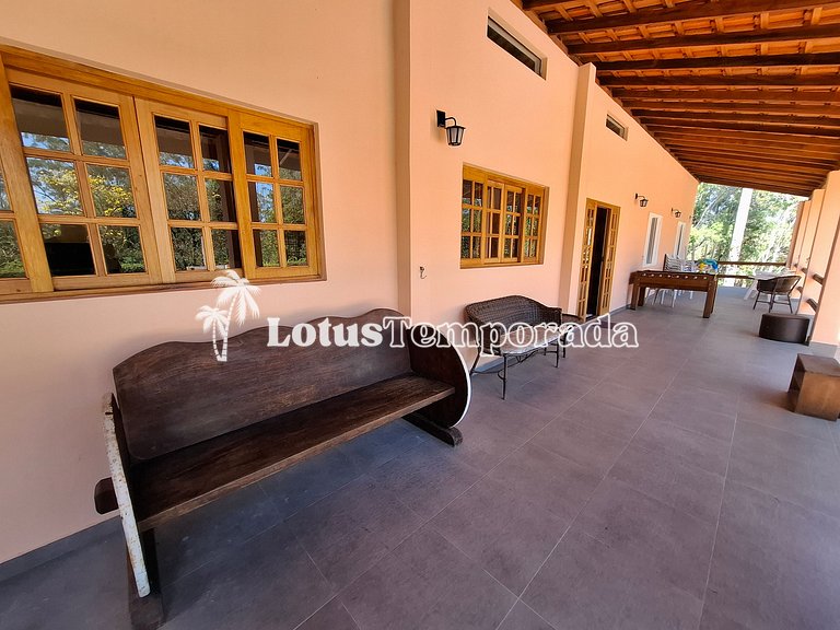 Lindo sitio em meio a natureza com piscina e rio LT0017