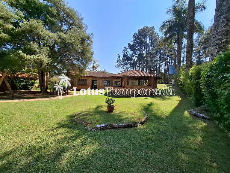 Lindo sitio em meio a natureza com piscina e rio LT0017