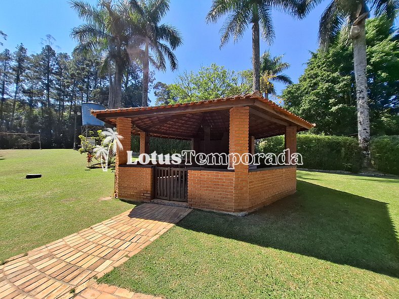 Lindo sitio em meio a natureza com piscina e rio LT0017