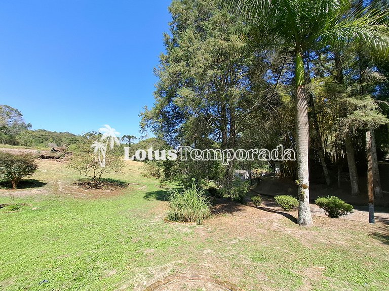 Lindo sitio em meio a natureza com piscina e rio LT0017