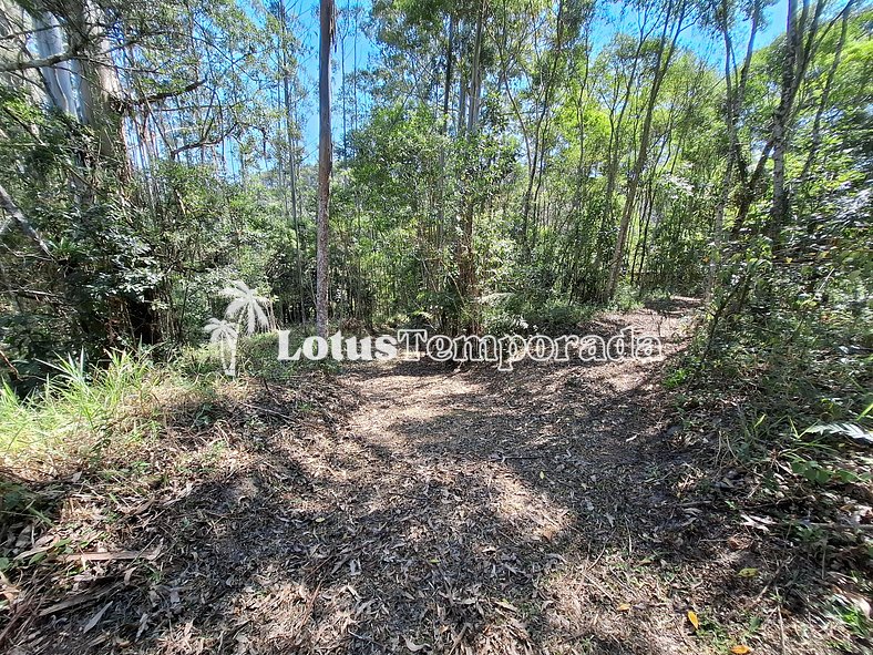 Lindo sitio em meio a natureza com piscina e rio LT0017