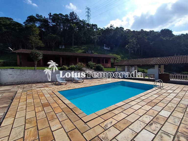 Sítio com 5 suítes, piscina e área gourmet LT0051