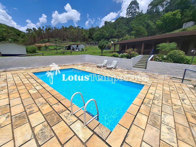 Sítio com 5 suítes, piscina e área gourmet LT0051