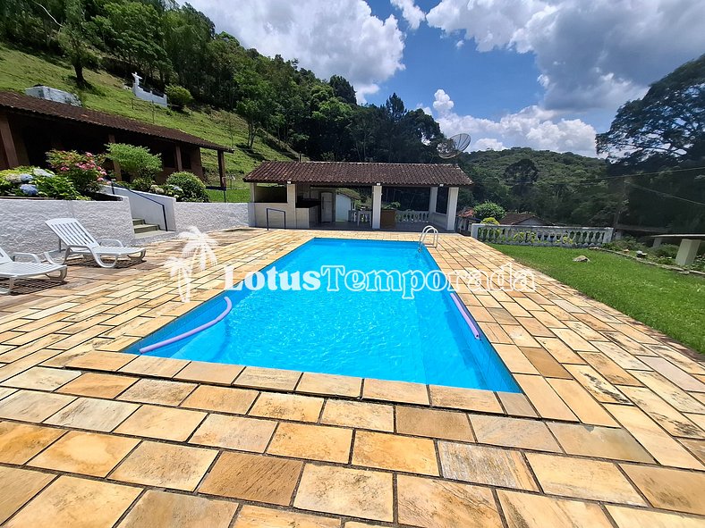 Sítio com 5 suítes, piscina e área gourmet LT0051