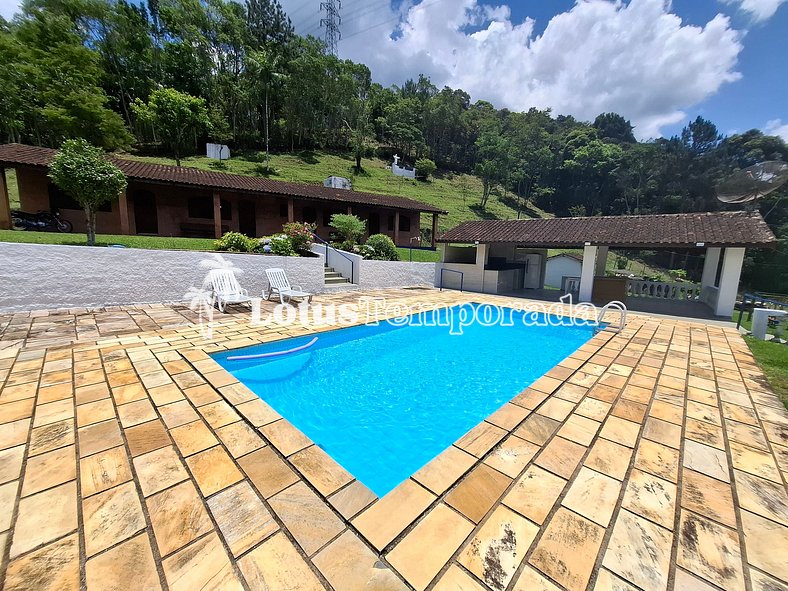 Sítio com 5 suítes, piscina e área gourmet LT0051