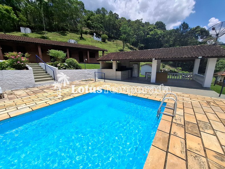 Sítio com 5 suítes, piscina e área gourmet LT0051