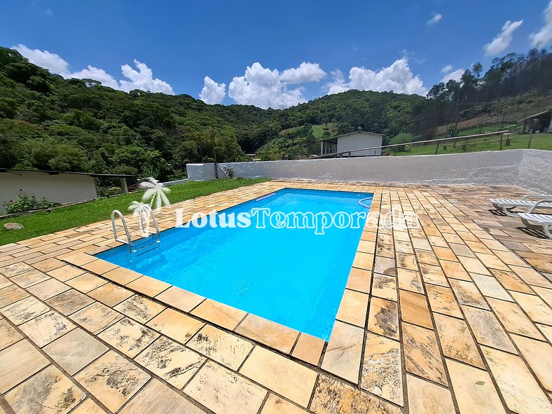 Sítio com 5 suítes, piscina e área gourmet LT0051