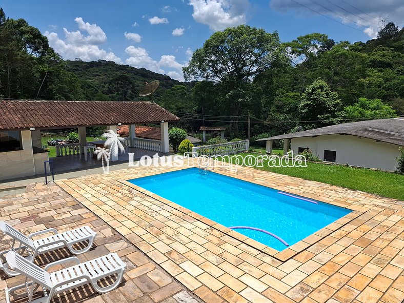 Sítio com 5 suítes, piscina e área gourmet LT0051