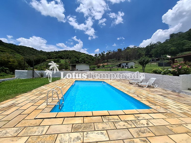 Sítio com 5 suítes, piscina e área gourmet LT0051