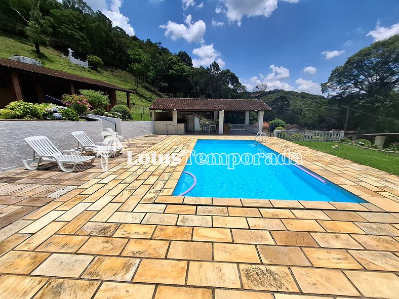 Sítio com 5 suítes, piscina e área gourmet LT0051