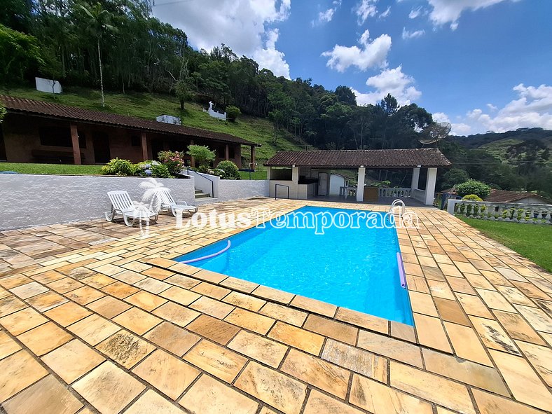 Sítio com 5 suítes, piscina e área gourmet LT0051