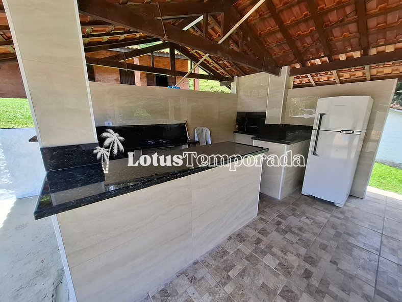 Sítio com 5 suítes, piscina e área gourmet LT0051