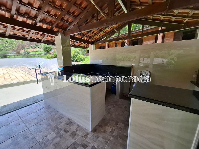 Sítio com 5 suítes, piscina e área gourmet LT0051