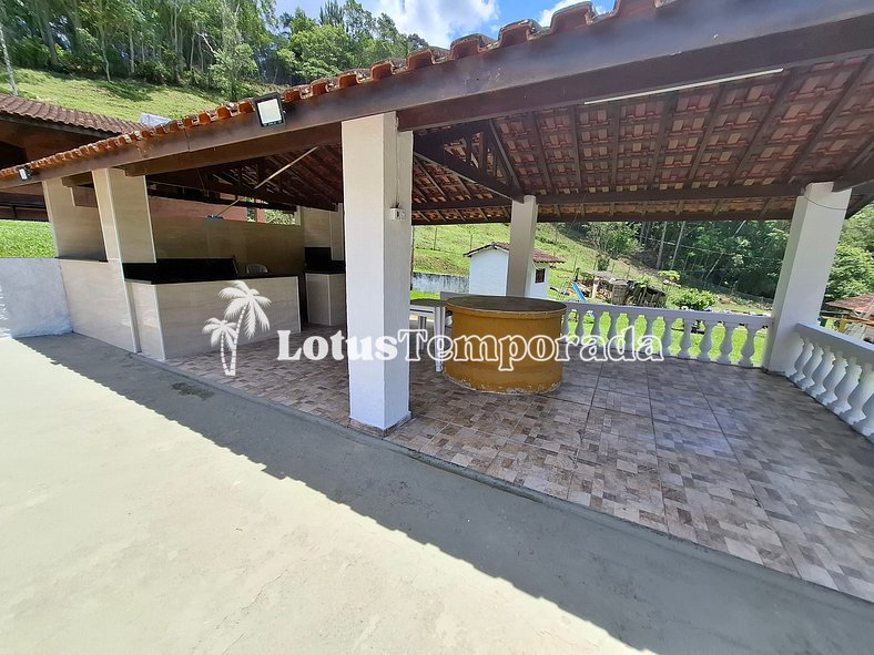 Sítio com 5 suítes, piscina e área gourmet LT0051