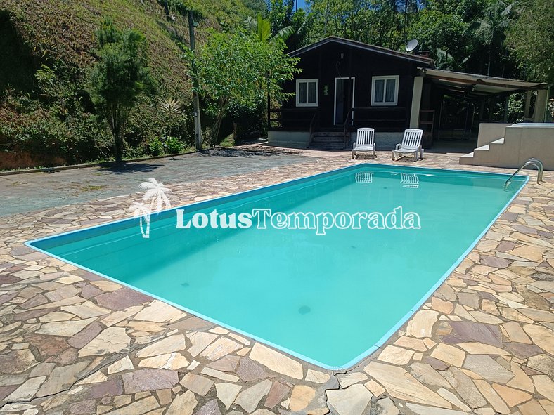 Sitio com jacuzzi e piscina com vista para represa LT0023