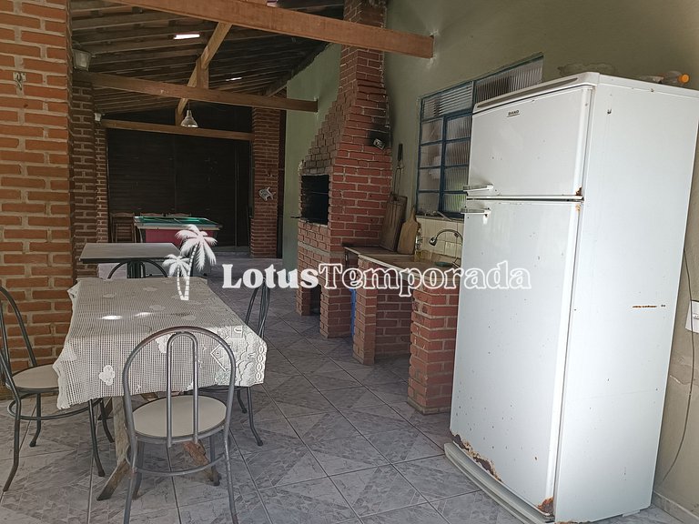 Sitio com jacuzzi e piscina com vista para represa LT0023