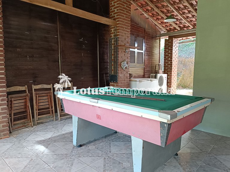 Sitio com jacuzzi e piscina com vista para represa LT0023