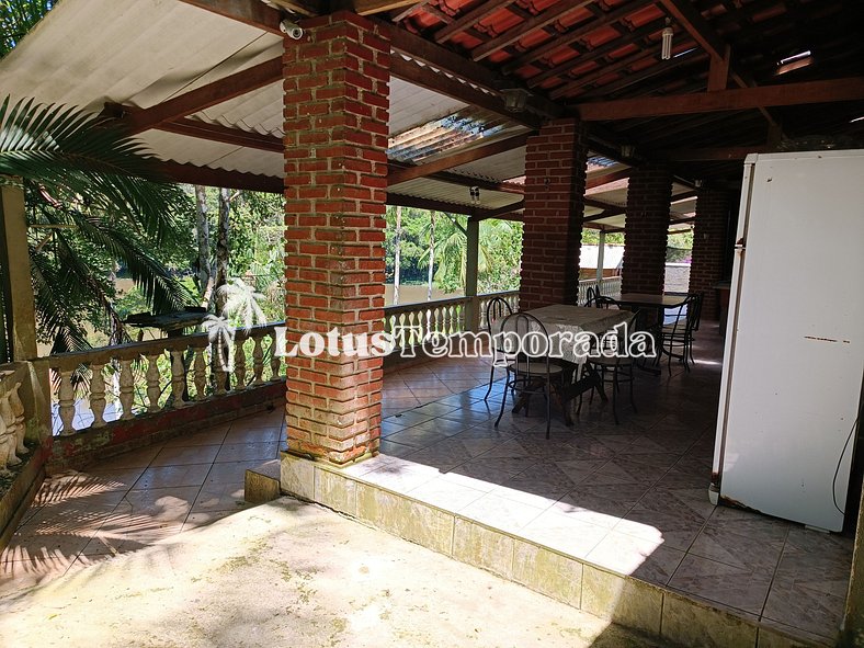 Sitio com jacuzzi e piscina com vista para represa LT0023