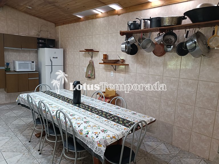 Sitio com jacuzzi e piscina com vista para represa LT0023