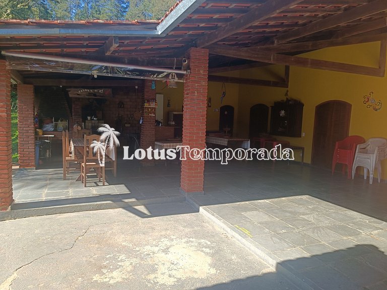 Sítio com piscina adulta e infantil e lareira LT0003