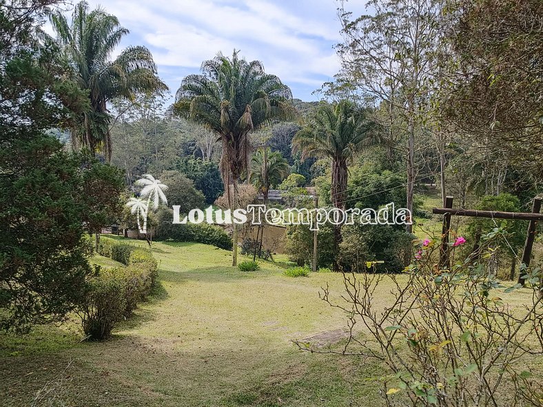 Sitio com piscina, campo de futebol e lagos LT0015