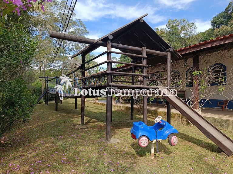 Sitio com piscina, campo de futebol e lagos LT0015