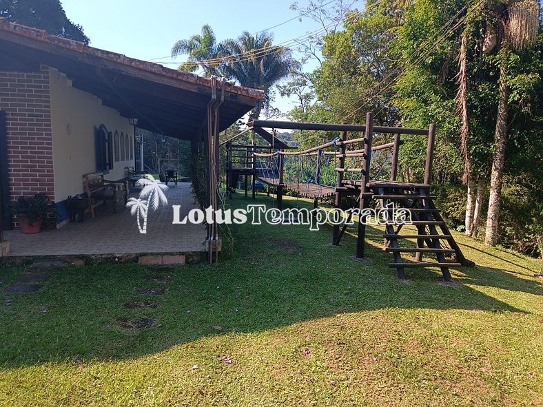 Sitio com piscina, campo de futebol e lagos LT0015