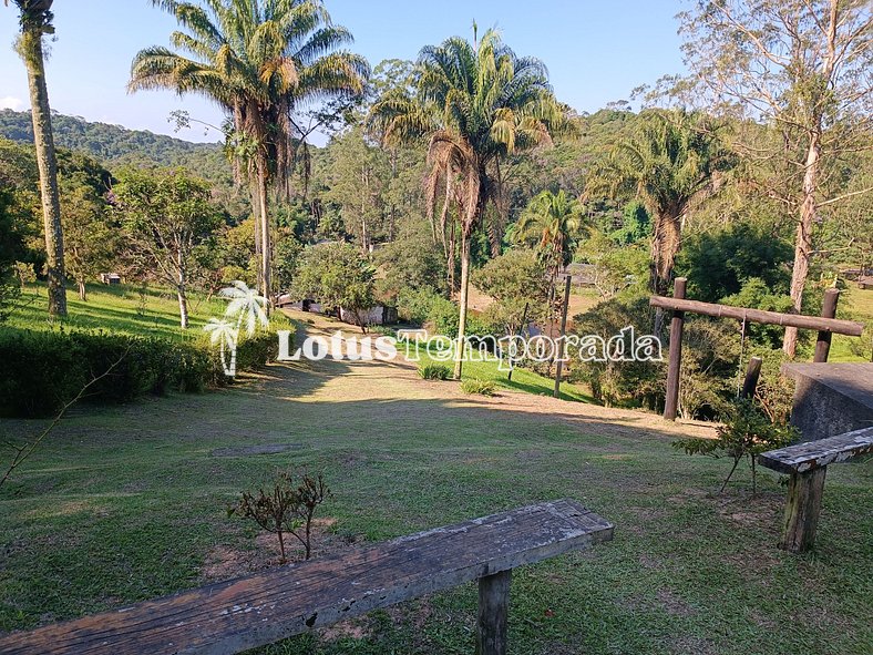 Sitio com piscina, campo de futebol e lagos LT0015