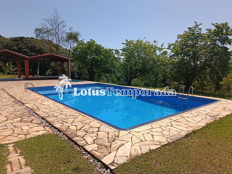 Sítio com piscina e área de fogueira LT0036