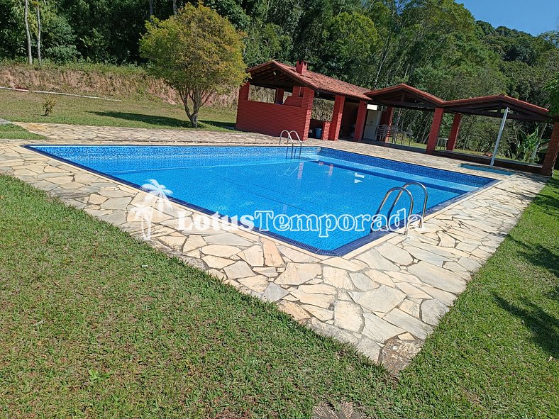 Sítio com piscina e área de fogueira LT0036