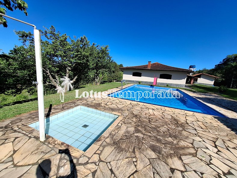 Sítio com piscina e área de fogueira LT0036