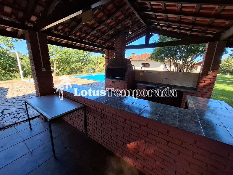 Sítio com piscina e área de fogueira LT0036