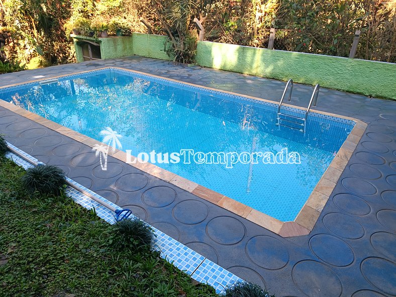 Sítio com piscina e excelente localização LT0028