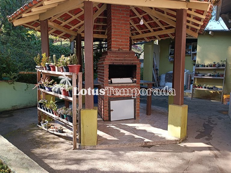 Sítio com piscina e excelente localização LT0028