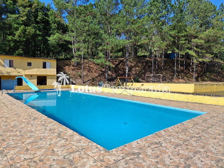 Sítio com piscina grande e lago no campo LT0055