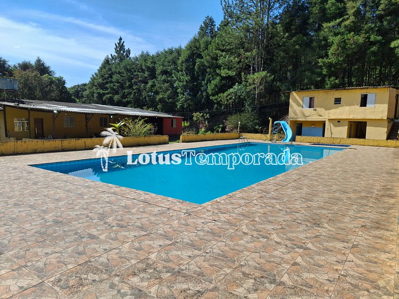 Sítio com piscina grande e lago no campo LT0055