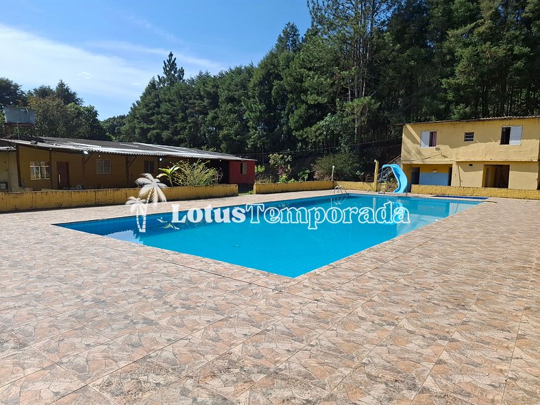 Sítio com piscina grande e lago no campo LT0055