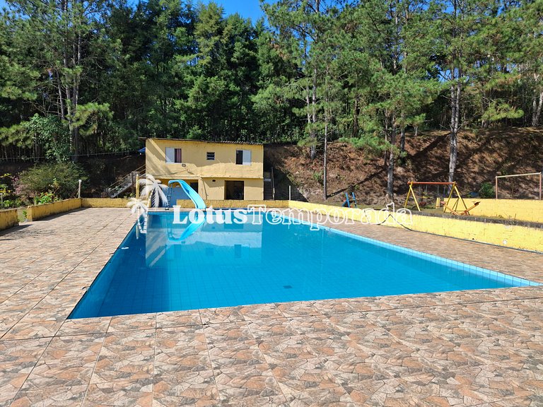 Sítio com piscina grande e lago no campo LT0055