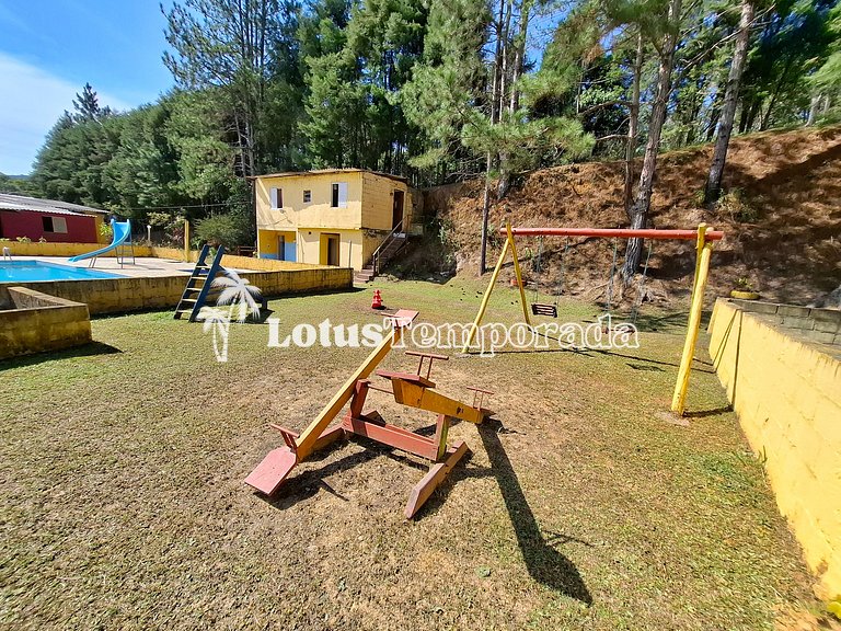 Sítio com piscina grande e lago no campo LT0055