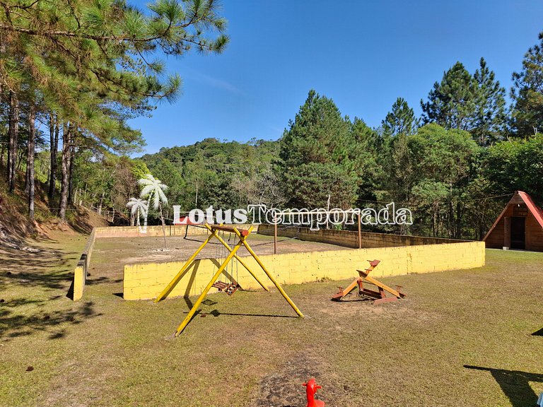 Sítio com piscina grande e lago no campo LT0055