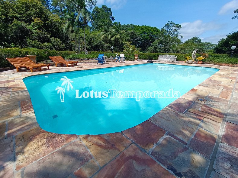 Sítio com Piscina Privativa e Quadra de Tênis LT0033