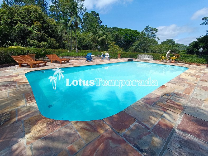 Sítio com Piscina Privativa e Quadra de Tênis LT0033