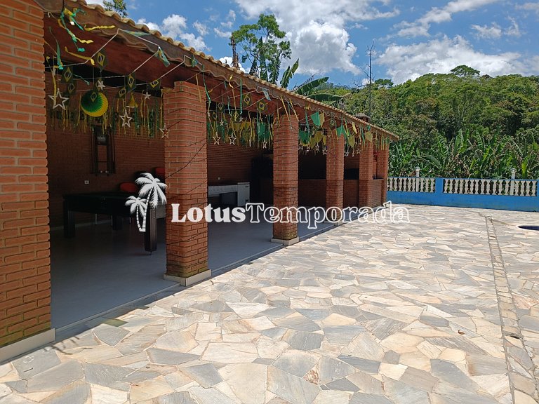 Sitio com uma linda piscina e área gourmet LT0027