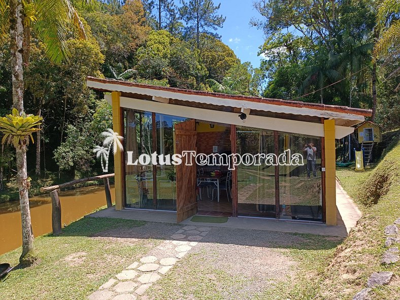 Sitio para evento com salão, piscina e lagos LT0021