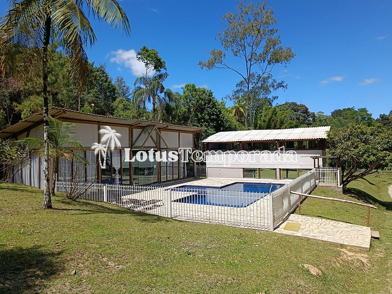 Sitio para evento com salão, piscina e lagos LT0021